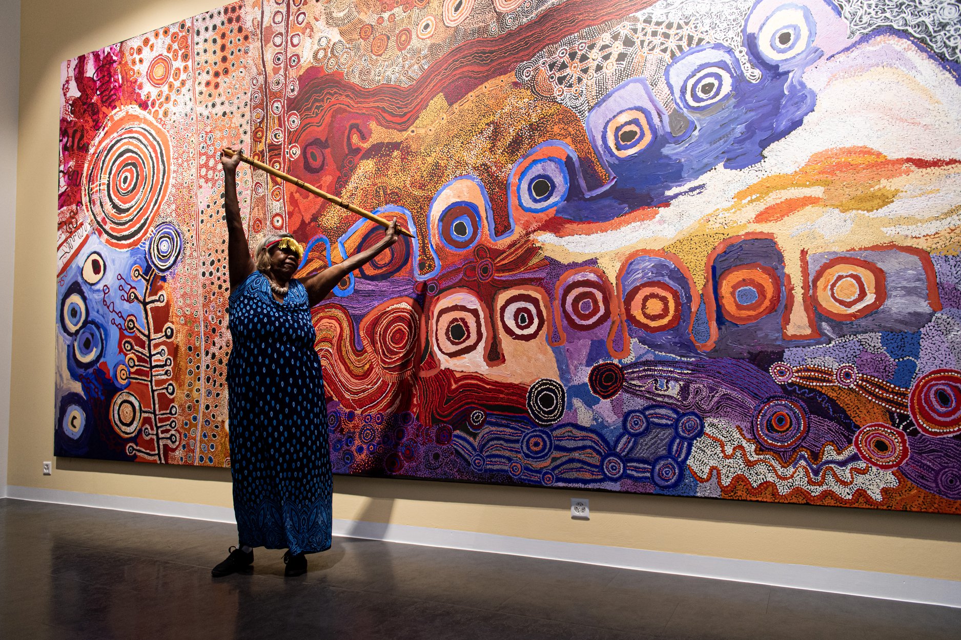 APY Art Centre Collective's Women’s collaborative painting at Fondation Opale 2 - Photo Rohan 